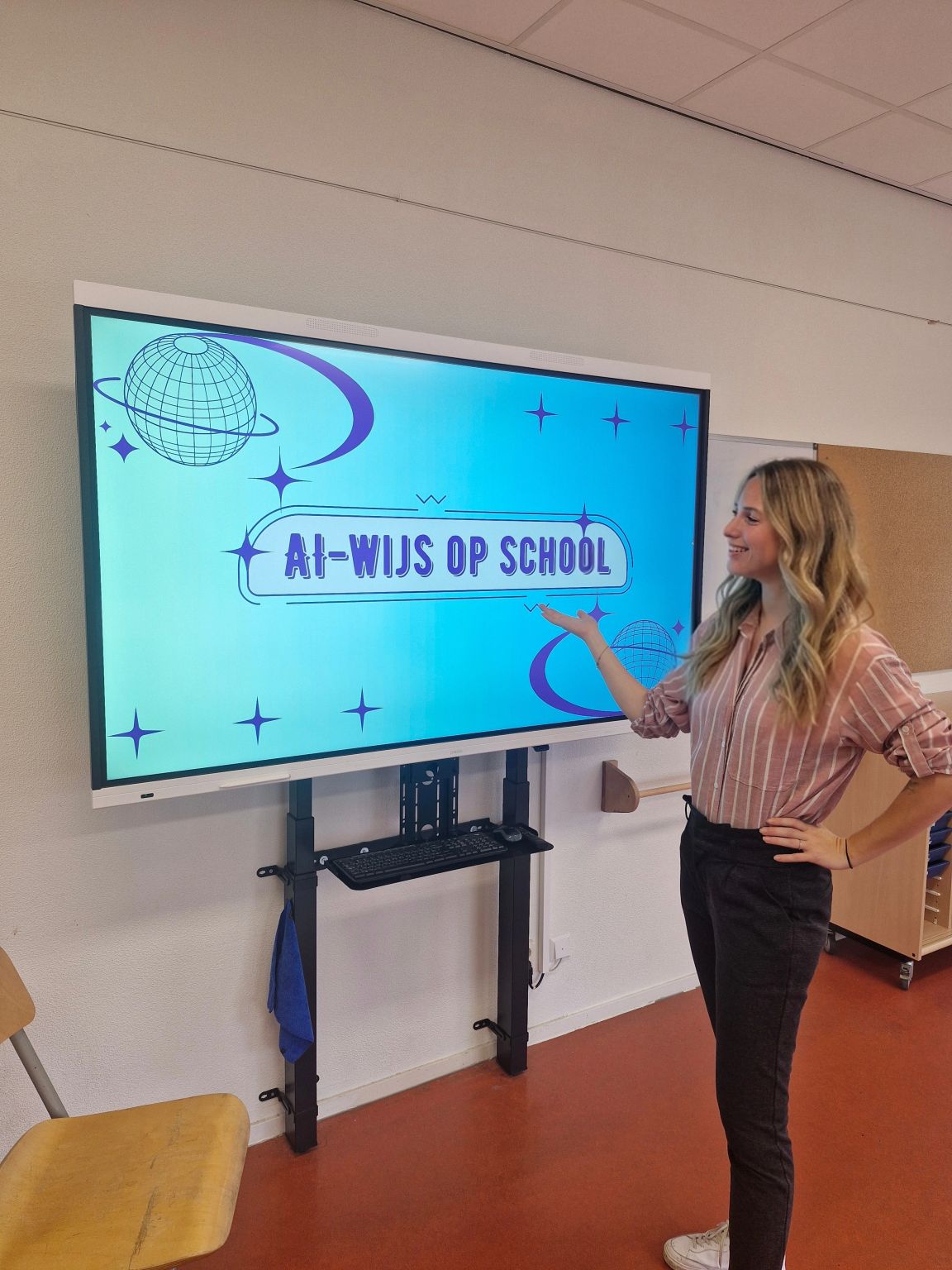 Pauline Veenstra presenteert AI-wijs op school op een digibord